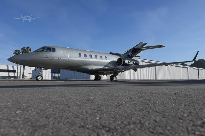 Hawker 900