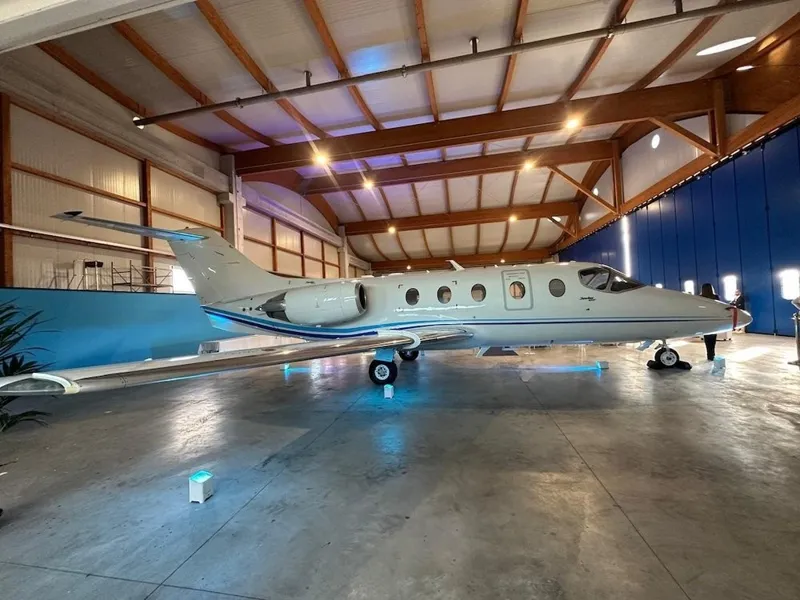 Hawker 400