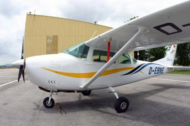 1962 Cessna 182 E skydive