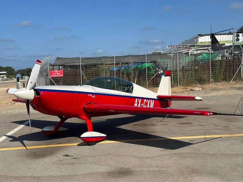 2004 Extra EA-300L